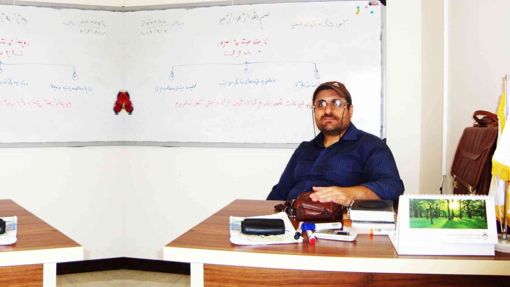 گل حیات، عطاری و گیاهان دارویی، استاد رافع آدم الهاشمی مربى زبان عربى در آموزشگاه آواى هستى